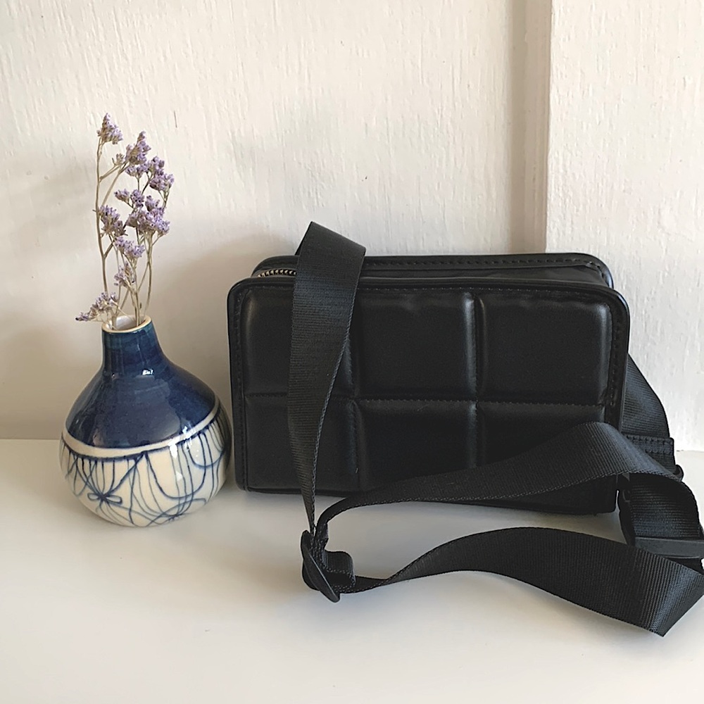 Quilted Hip bag with adjustable strap, black, new